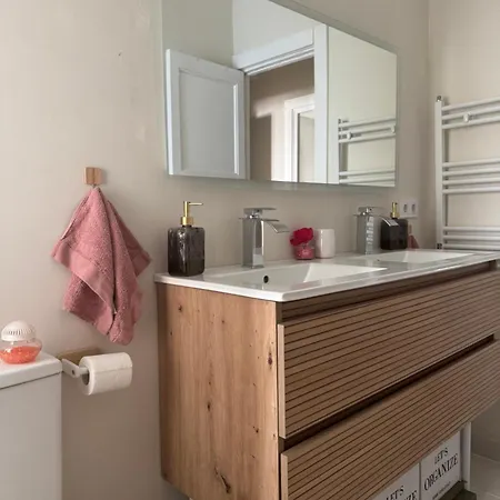 Primer Piso Junto Al Rio Y Castillo 아파트 *
